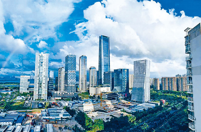 中指研究院發布報告稱，2021年中國房地產市場呈現「先熱後冷」態勢。